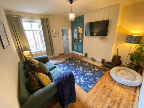 Popular Airbnb listing: Stay at 128 A centrally located spot in Heaton. in North Gosforth