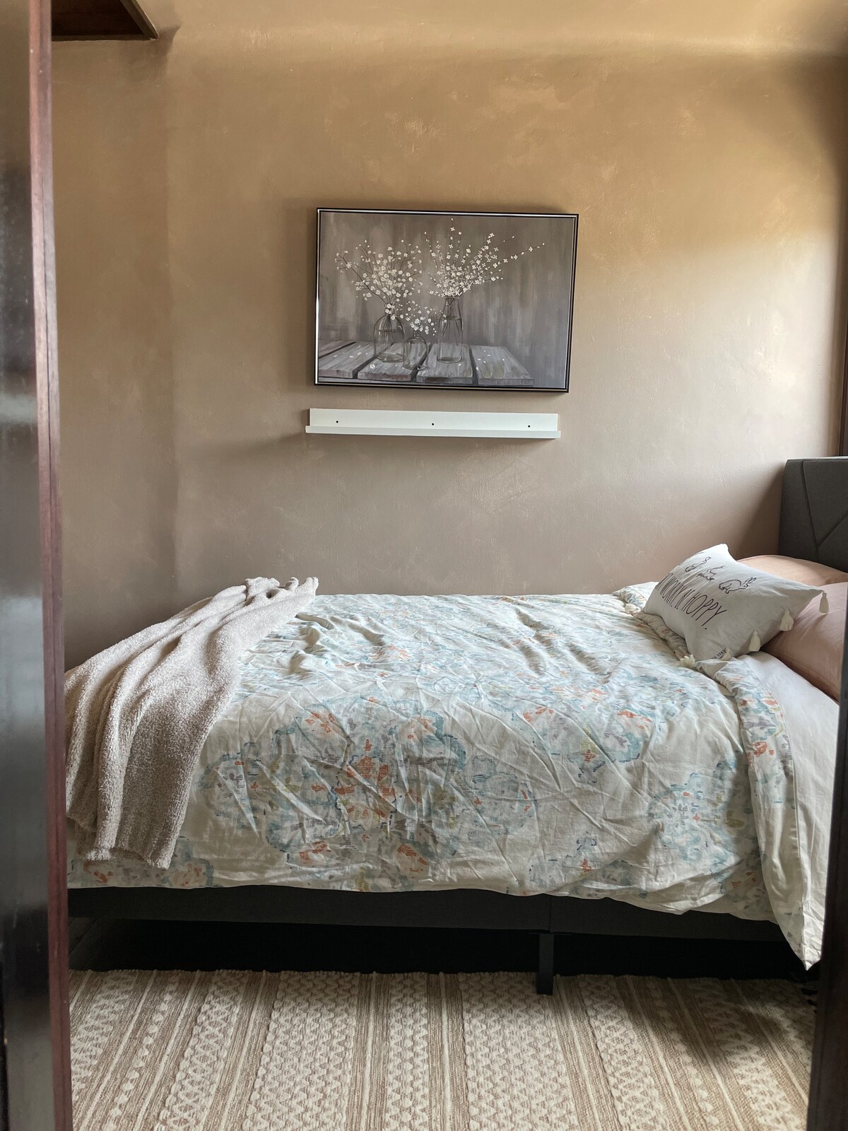 卧室配备标准双人床。