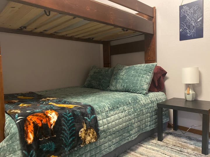 Gornji krevet za dvije osobe, krevet pune veličine na donjem krevetu. Madrac s futonom ispod kreveta koji se po potrebi može izvlačiti za dodatne osobe. 