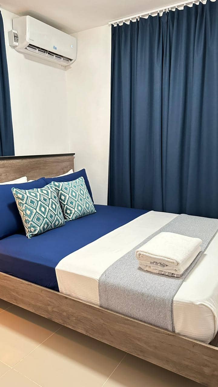 Izba v strede č.2

*Klimatizácia 
*4 pohodlné vankúše 
*2 vankúše na decórate 
*Hoďte prikrývku 
*Skriňa 
* Lampa
*Nočný stolík 