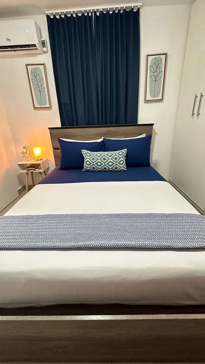 Hlavná spálňa č.1

*Klimatizácia 
*4 pohodlné vankúše 
*1 decórate vankúše 
*Hoďte prikrývku 
*Skriňa 
* košík 
* Lampa 
*Nočný stolík
