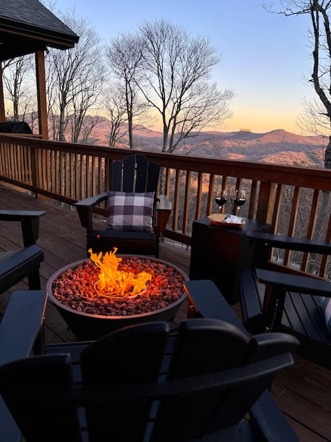 Beech Mnt. home w/ hot tub & pool table. Sleeps 10