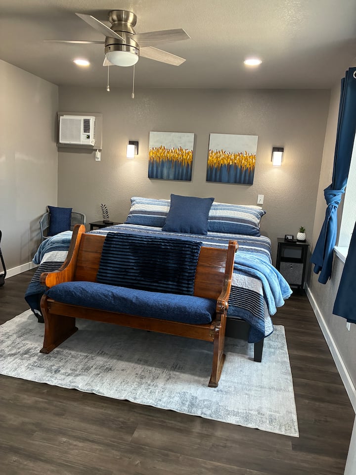 Брачниот кревет (широк 150-179 см) нуди мирен и удобен ноќен сон. Затемнете ги завесите и држете ја утринската светлина настрана додека не бидете подготвени да се кренете! 
