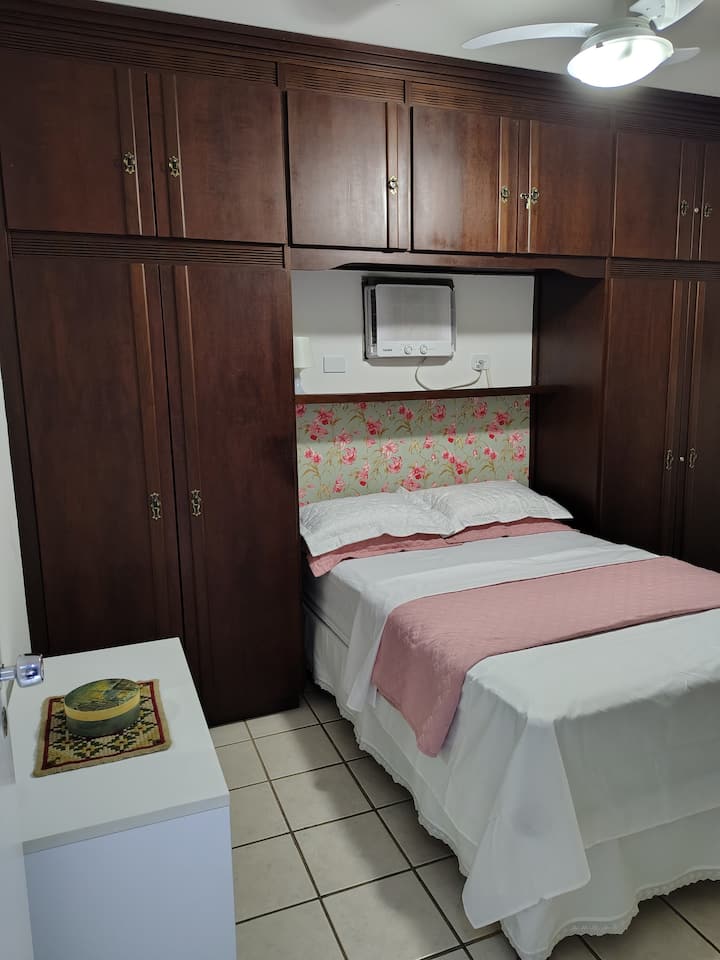 Veľká izba s pohodlnou manželskou posteľou, klimatizáciou a stropným ventilátorom.