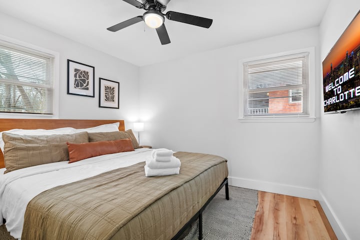 מיטת קינג סייז עם מזרן קצף זיכרון יוקרתי וטלוויזיה חכמה