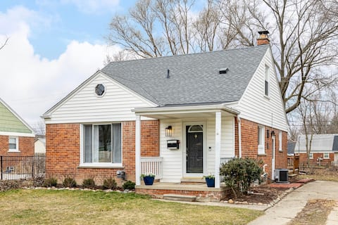 Relaxing Downtown Plymouth Bungalow for 6