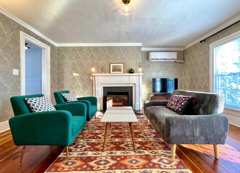 * Newly Renovated Apartment * Historic District *