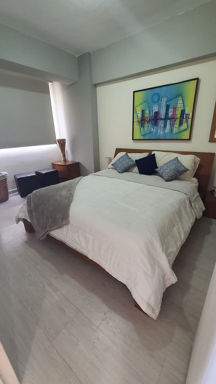 priestranná hlavná izba s manželskou posteľou. sú dodávané s posteľnou bielizňou a uterákmi pre obyvateľov