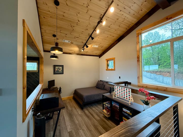 Kitanda cha Ukubwa Kamili, Eneo la Ofisi, Michezo ya ubao! 