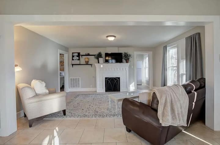 Executive Stay Near Freeman | Pets Welcome - Joplin, MO