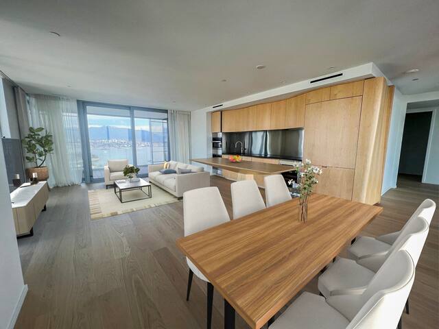 Luxurious Coal Harbour Condo gallery image 2