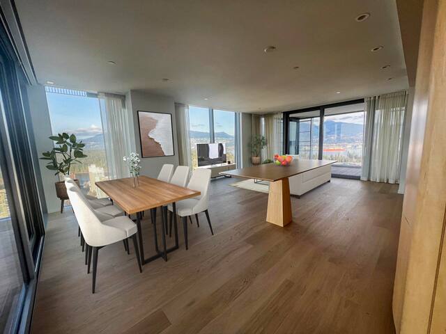 Luxurious Coal Harbour Condo gallery image 3
