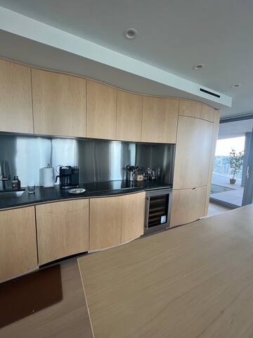 Luxurious Coal Harbour Condo gallery image 4