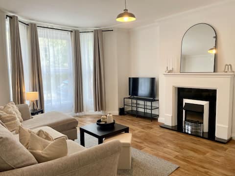 Top performing Airbnb: Spacious Central Apt | 10-Min Walk to Beach in Hurn