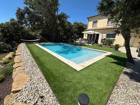 Quiet Provençal villa with pool and view