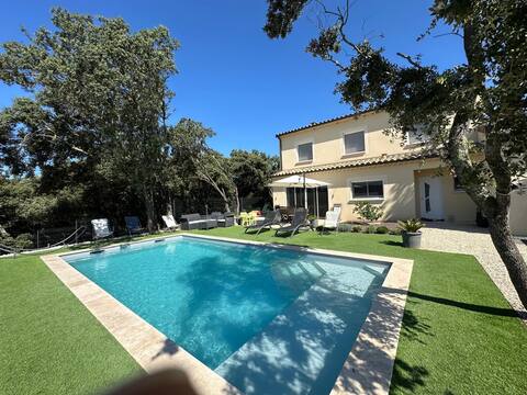 Quiet Provençal villa with pool and view