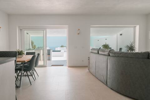 New house, sea view, heating, pool all year round