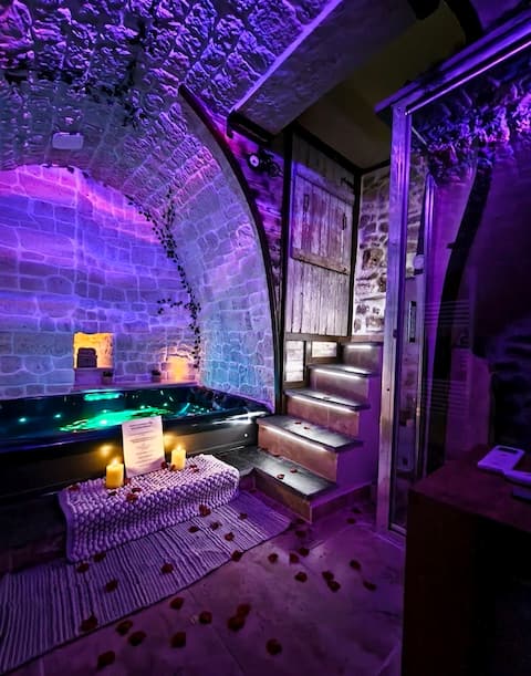 Loveroom, romantic getaway, private Jacuzzi & sauna.