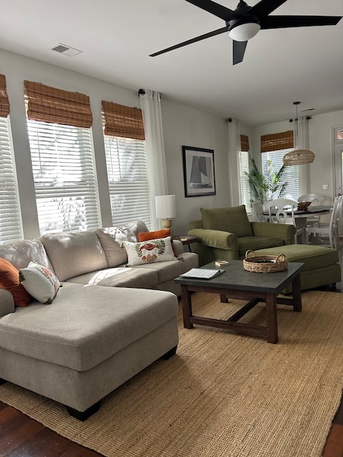 Top performing Airbnb: Downtown, fire table, covered patio, fenced yard in Bluffton