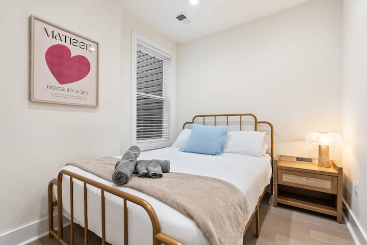 Slaapkamer met queensize bed