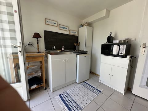 Top performing Airbnb: Garden level 24 m2 + private terrace + mountain bike loan in Cabourg