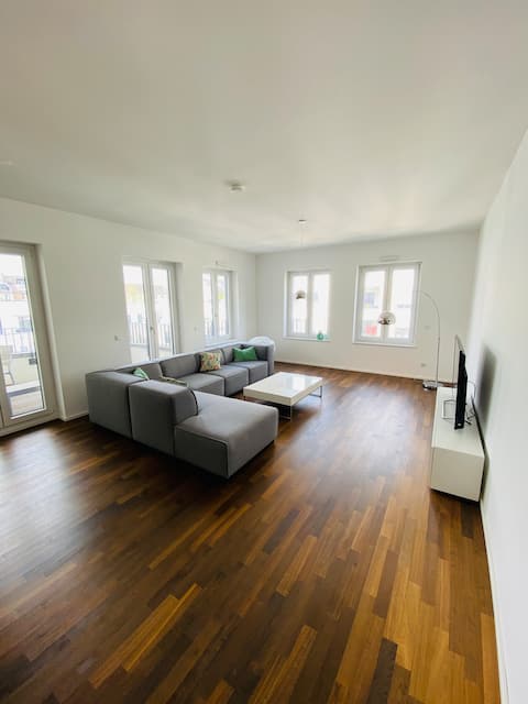Erfolgreiche Airbnb-Immobilie: 140 sqm apt, roomy, modern, central, free parking in Pempelfort