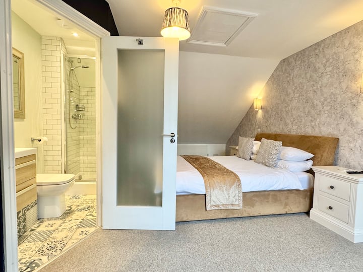 2nd floor, bedroom 6 with en-suite (king bed)