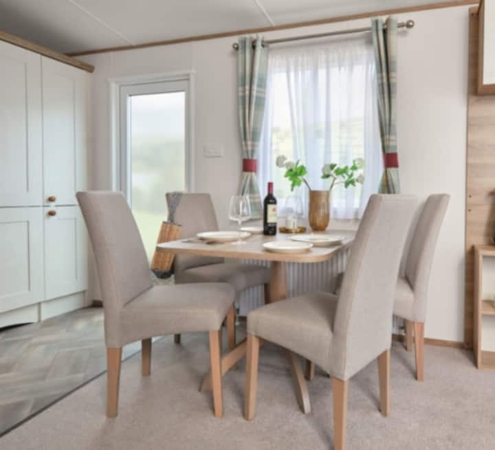 4つの快適な椅子を備えたダイニングエリア。 ワークスペースとしてご利用いただけます。 