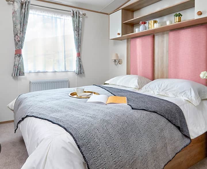 テレビ、専用トイレ/シンク、ワードローブ付きのダブルベッドルーム。 