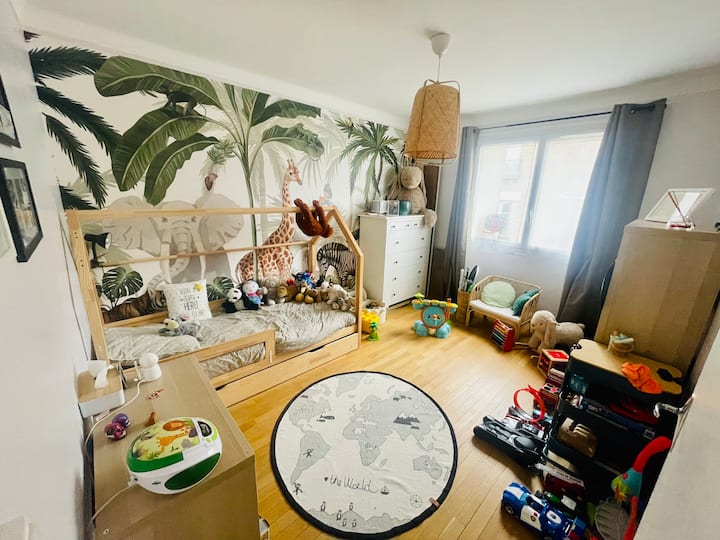 Საბავშვო ოთახი. 70x190 სმ-იანი ხის საწოლი ბავშვის ლეიბით საწოლის უჯრაში მეორე საწოლისთვის