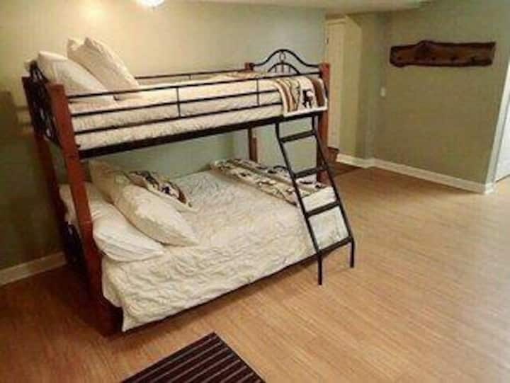 מיטת שינה נוספת במטבחון למטה, מושלמת לבני נוער או לילדים, תוך שימוש בדרגש בגודל מלא בתחתית ובדרגש זוגי למעלה.