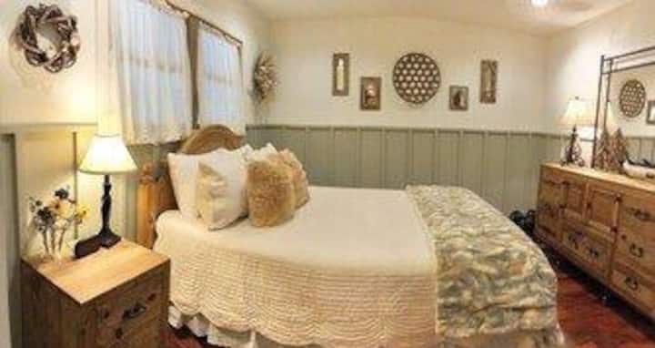 הקומה הראשית של יחידת הורים עם מיטת קווין סייז וחדר רחצה צמוד עם ג'קוזי יוקרתי ומקלחת נפרדת.