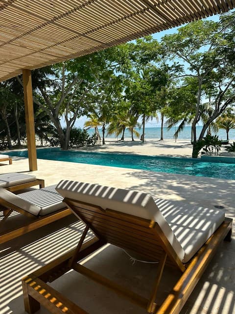 El Frances beach house with oceanfront pool