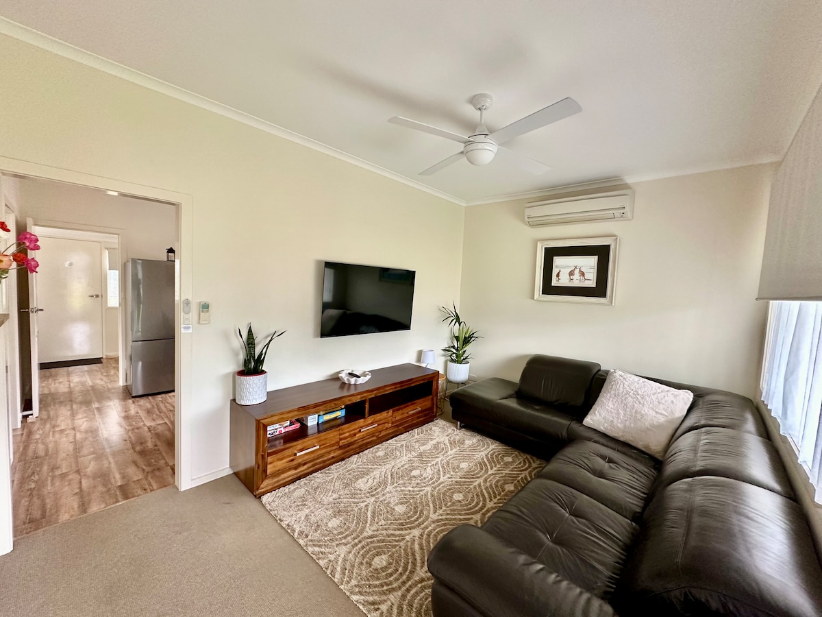 Top performing Airbnb: Siesta at Seven 
- Coastal 2bed home near water in Lakes Entrance