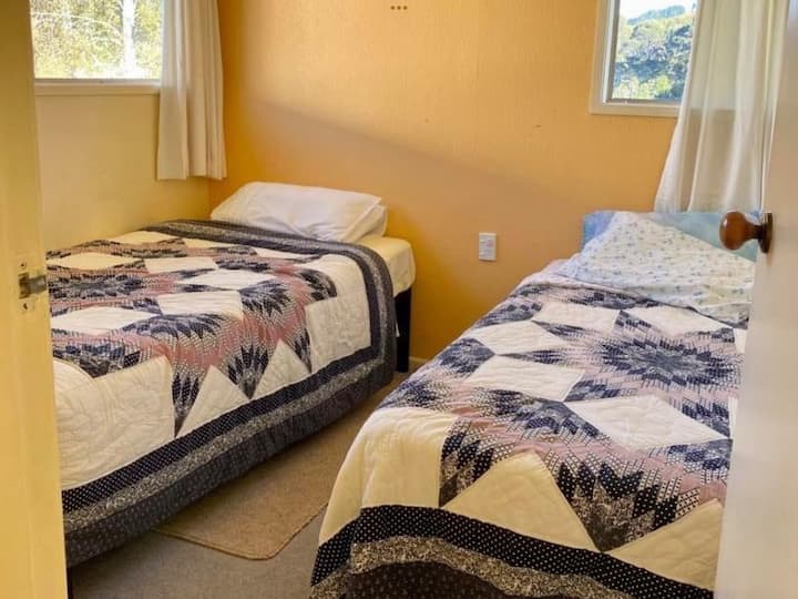 En la foto se muestra la cama individual tamaño king con la cama nido lista para usar. Cuando no esté en uso, se guarda debajo de la cama principal.