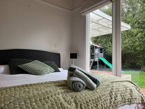 Family home w/ playground 5 min to Brighton Beach