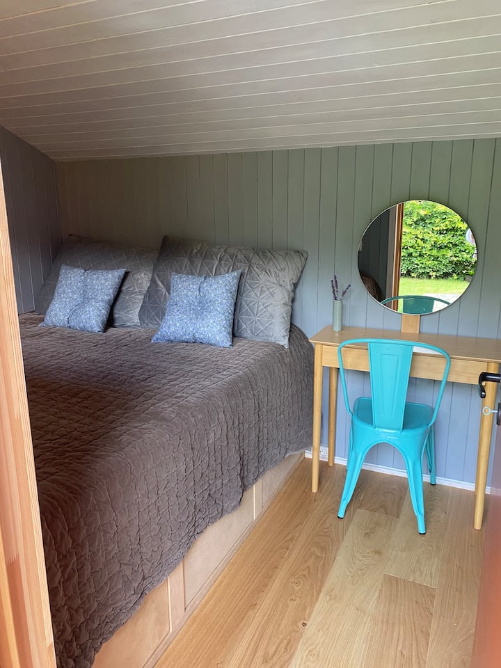 تقع غرفة النوم هذه في امتداد جديد للكوخ. الكثير من مساحة التخزين تحت السرير (أدراج كبيرة).