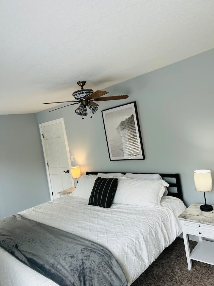 Spálňa 5 - manželská posteľ na poschodí
Kúpeľňa s toaletou cez chodbu