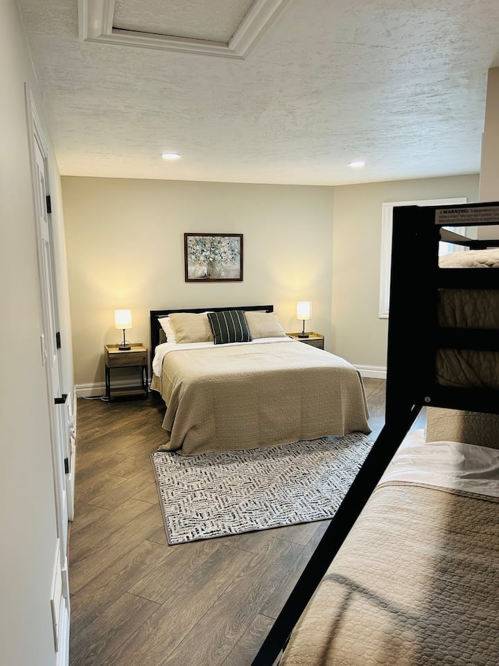 Spálňa 2 - na poschodí manželská posteľ a manželská posteľ s manželskou posteľou
Pripojené aj k hlavnej kúpeľni