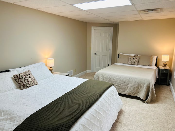 Spálňa 8 - manželská posteľ a menšia manželská posteľ v suteréne