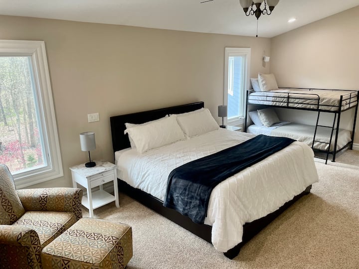 Hlavná spálňa - manželská posteľ a poschodová posteľ s oddelenými posteľami
Na poschodí je prepojená kúpeľňa s toaletou