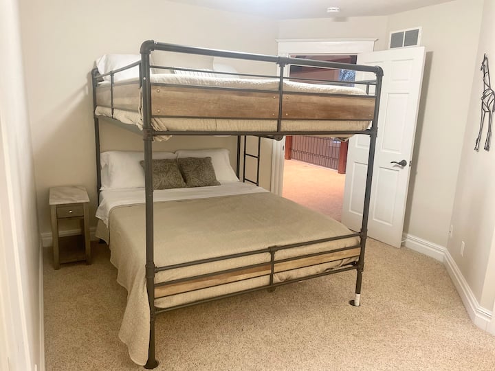 Spálňa so 4 poschodovými posteľami s manželskou posteľou veľkosti Queen na poschodí
Jack & Jill Full Bathroom Connected