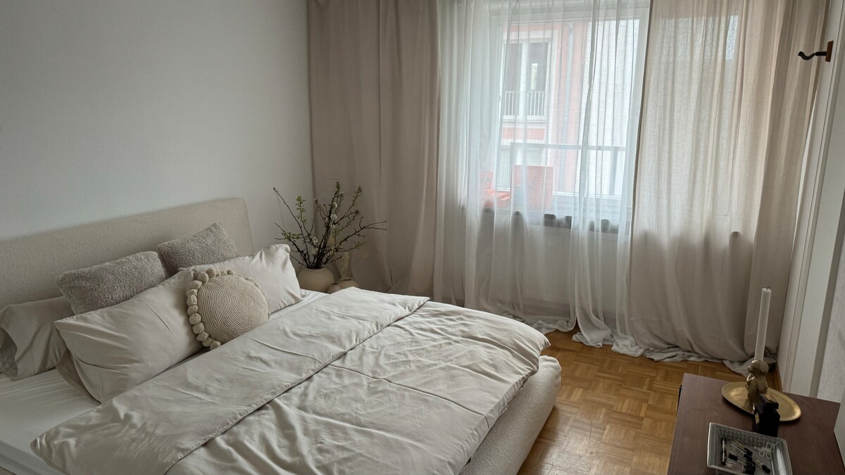 Top performing Airbnb: Apartment in a prime location in Universität