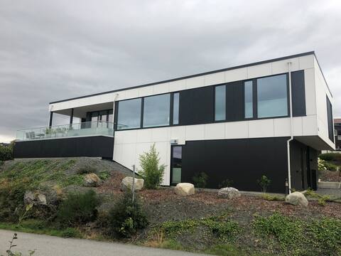 Company! Villa with 3 bedrooms and sea view, Leirvik