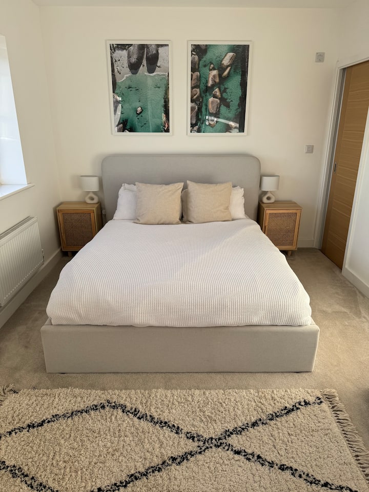 Spálňa s manželskou posteľou veľkosti King na strednom poschodí s vlastnou kúpeľňou so sprchovacím kútom