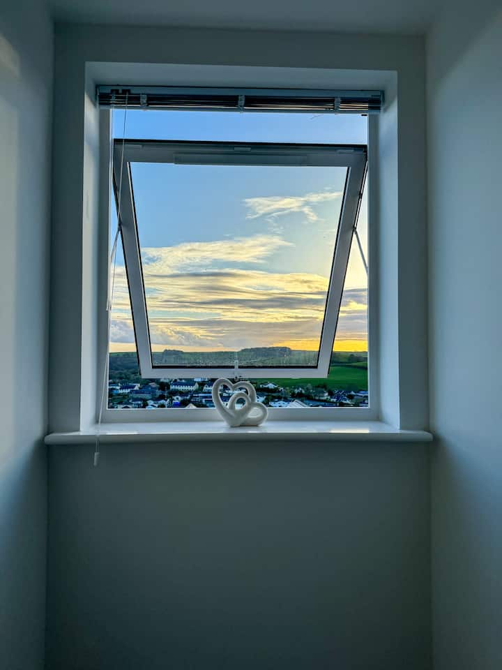 Výhľad do údolia pri západe slnka z okna hlavnej spálne