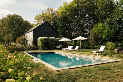 Serene Estate: Heated Pool, Tennis, Sauna, Hot Tub