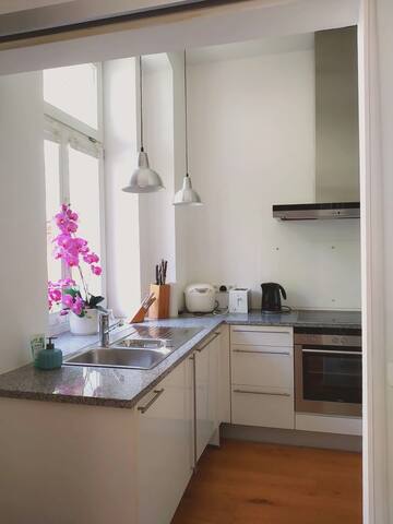 *Beautiful quiet 3 bedroom Flat * Inner-City! gallery image 5