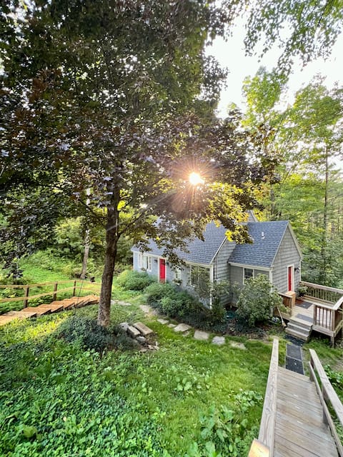 Cottage 3-4BD/2-3BA, 1mi to Dartmouth