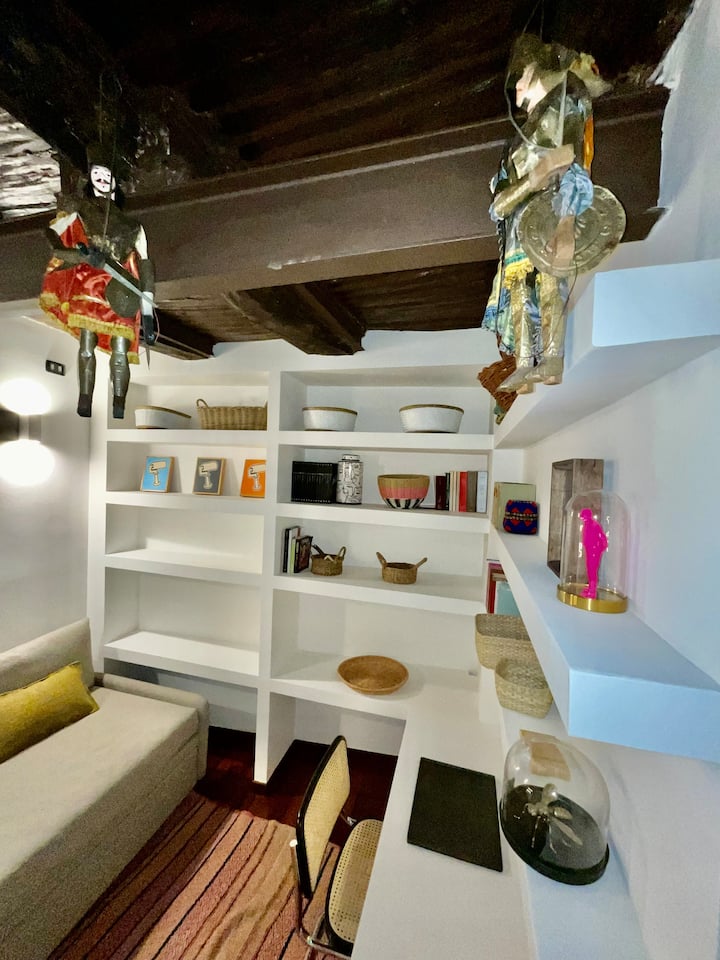 kiwango cha tatu, studio iliyo na kochi 